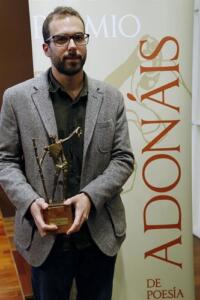 Sergio Navarro con su primer galardón, el 70º Premio Adonaís de Poesía