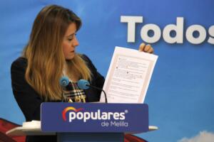 Sofía Acedo mostrando ayer el mensaje viral anónimo enviado por teléfono y en redes sociales