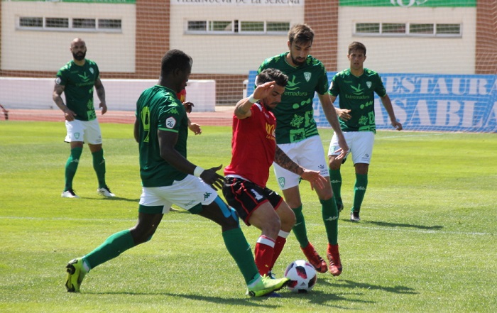 Ruano, ante la oposición de dos jugadores del Villanovense mantiene la posesión del balón