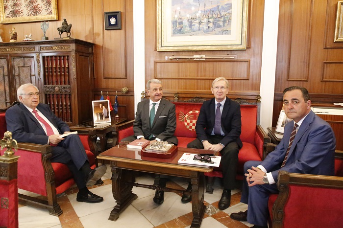 El presidente de la Ciudad, junto con el decano consular de Málaga y el cónsul de Austria