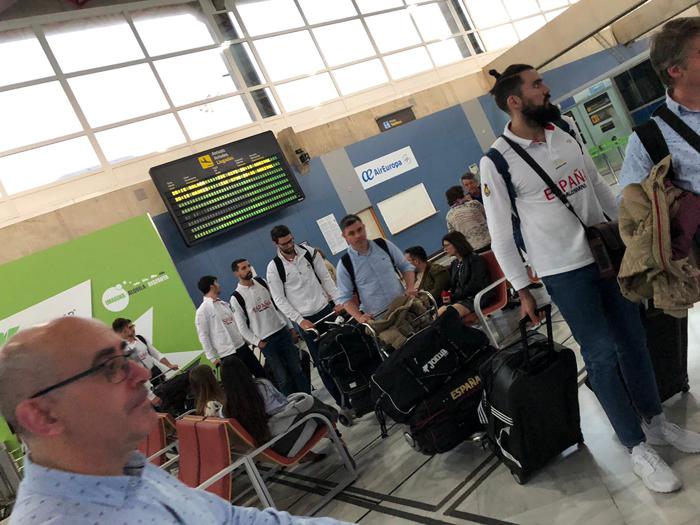 La Selección Española recién ‘aterrizada’ en el aeropuerto de nuestra ciudad