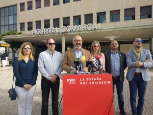 Jaime Bustillo, candidato al Congreso de PSOE Melilla, junto con su equipo, en el Hospital Comarcal