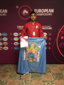 Yusef posa con la bandera de la Ciudad de Melilla