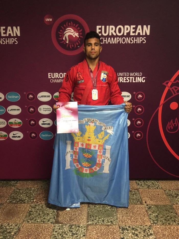Yusef posa con la bandera de la Ciudad de Melilla