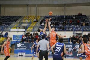 En la primera vuelta se impuso el Melilla Baloncesto por 77-74