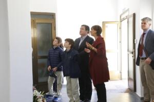 La consejera de Cultura, Fadela Mohatar, junto con el embajador de EEUU y su familia