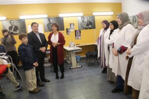 La consejera de Cultura le enseñó el taller de Lal La Buya