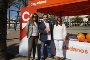 El candidato suplente al Senado, Luis Escobar, con algunas integrantes de Ciudadanos Melilla