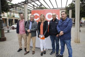La candidata al Senado por Ciudadanos en Melilla acompañada con los miembros del partido