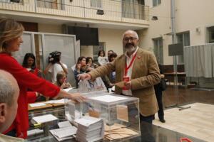 El candidato al Congreso, Jaime Bustillo, votó ayer en la UNED acompañado de su familia