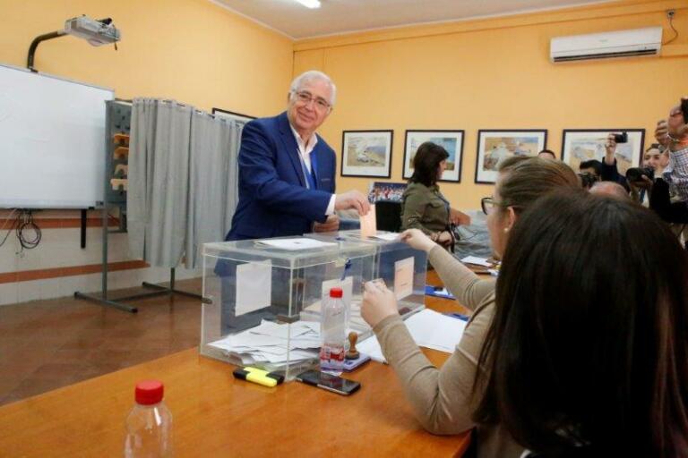 Imbroda fue a votar con su esposa y dirigentes del PP