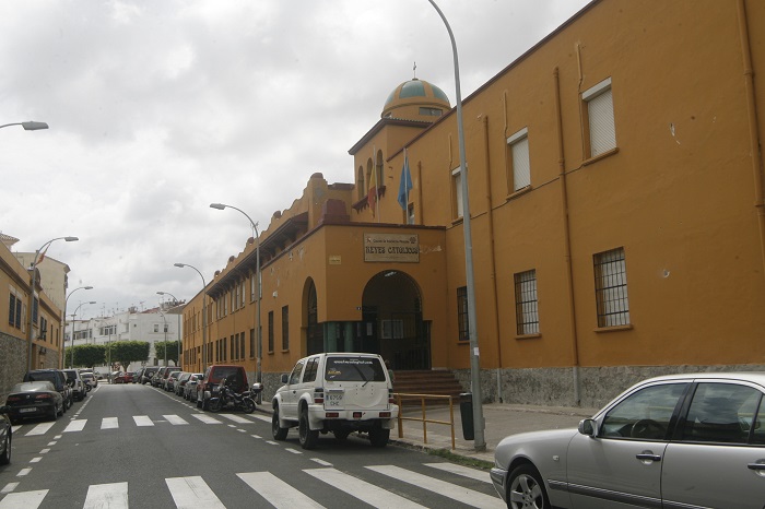 Fachada del centro escolar Reyes Católicós en Melilla