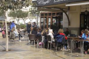 Ciudadanos pasando tiempo libre en las terrazas de algunos comercios hosteleros