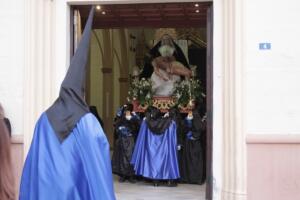 Momento de la salida de la Virgen de la Piedad en la Castrense