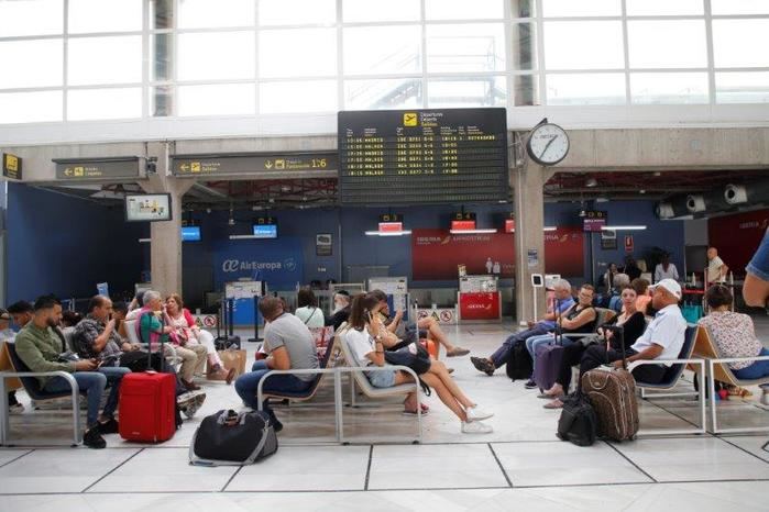 El aeropuerto de Melilla repleto de pasajeros