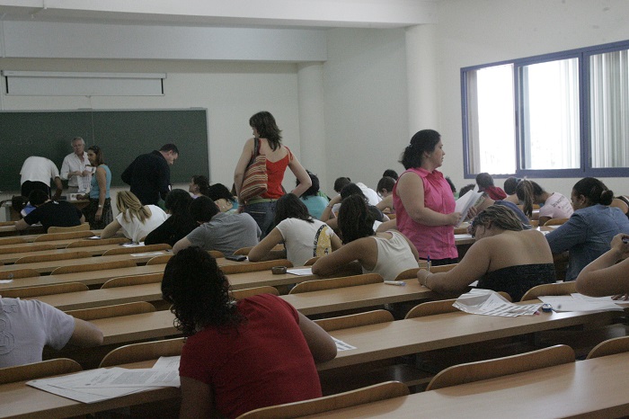 Estudiantes melillenses realizando un examen