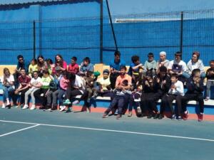 Los jóvenes esperaban para recoger su diploma y su medalla en el acto final de clausura del campamento
