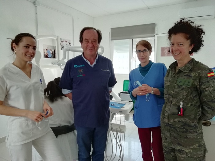 El doctor Castaño junto a la odontopediatra María Esther Irigoyen y Sonia Rubiano
