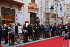 Colas en la entrada del Kursaal para el inicio de la Semana de Cine de Melilla