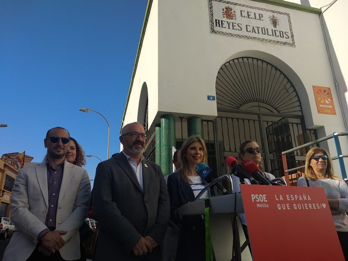 Cristina Morales, candidata al Senado, junto con sus compañeros de partido frente al ‘Reyes Católicos”