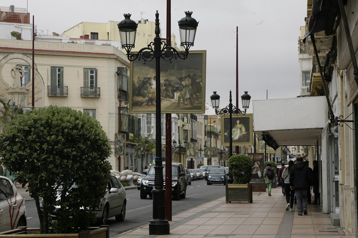 La avenida Rey Juan Carlos I con la exposición de algunos de los cuadros replicados