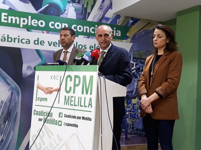 Emilio Guerra con Dunia Almansouri y Mustafa Aberchán, de la candidatura de CPM