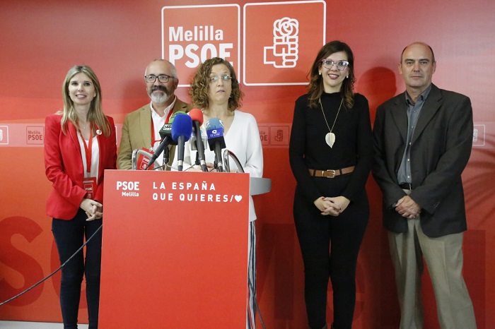 La secretaria general del PSOE de Melilla con la delegada y los tres candidatos