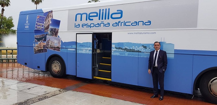 Un bus turístico estuvo durante tres días en la plaza de la Marina de Málaga para que Trasmediterránea y Air Europa dieran a conocer los bonos de viajes