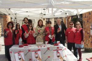 Mesa informativa de Cruz Roja en la Plaza Menéndez Pelayo por el Día Mundual de la Salud