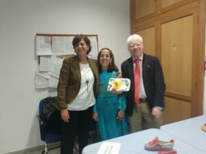 Farida Hamed le hace entrega al director de ONCE de una de sus obras