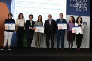 Los representantes del centro melillense en el momento de recibir el galardón