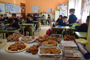 Uno de los cursos realizando su torrijada