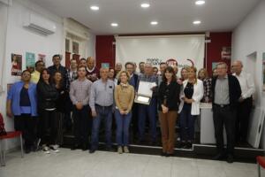 Foto de familia, en la que antiguos y nuevos ugetistas acompañan al premiado, Enrique Santa Pau, tras la recogida de su placa conmemorativa por su trayectoria en UGT