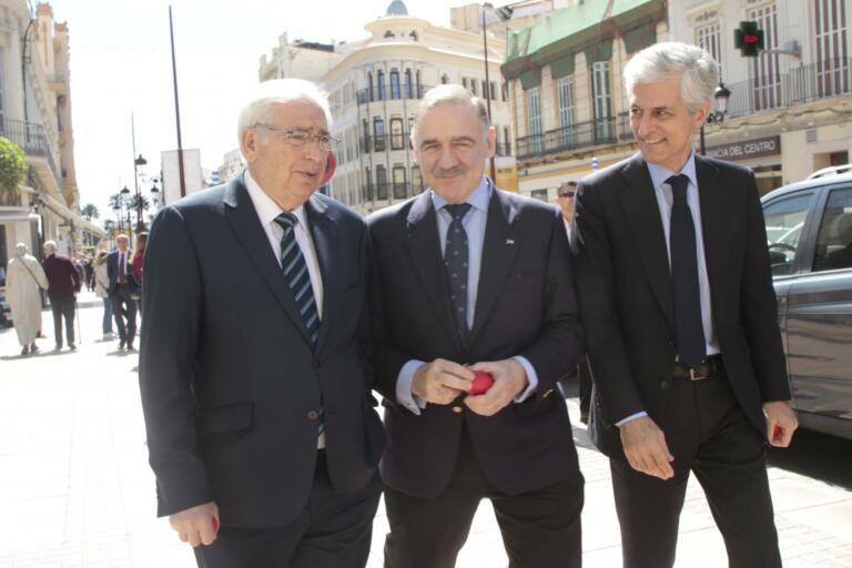 Adolfo Suárez Illana, Díaz de Otazu y Juan José Imbroda en un paseo por la Ciudad