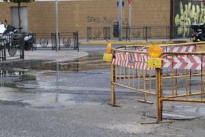 Según ha informado la Ciudad Autónoma a través de un comunicado de prensa, "en la noche del sábado se produjo la rotura de una llave de corte perteneciente a la tubería general de impulsión junto al mercado central, provocando una gran fuga de agua". La citada fuente ha indicado que la situación ha obligado al corte del suministro sobre las 22,30 horas y "a esperar el vaciado de toda la tubería y posterior achique del pozo para poder conocer con exactitud la causa e iniciar su reparación". Durante la mañana del domingo, de forma urgente, "se está fabricando una pieza especial en acero de diez milímetros de espesor, que posteriormente deberá ser colocada y afianzada, momento en que se podrá restablecer el suministro, a lo largo de la tarde del domingo". Asimismo, han subrayado que mientras tanto se están realizando operaciones en distintas llaves de corte y pozos de captación "para poder suministrar a todos los barrios que sea posible, aunque con baja presión". Los hogares que cuentan con depósito o aljibe no han notado el corte de agua.