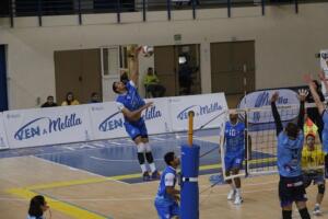 Hamza Ouafi, en una acción de ataque del Club Voleibol Melilla en un partido de Liga