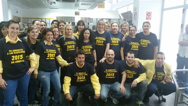 Tras finalizar los pasados comicios, los trabajadores de Correos en Melilla lucieron camisetas con el lema “Yo sobreviví a las elecciones de 2015 en Correos”