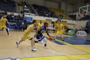 Agada, rodeado de contrarios, intenta dar salida al esférico