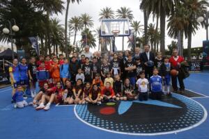 Un grupo de participantes posa en la pista principal con algunas de las autoridades presentes