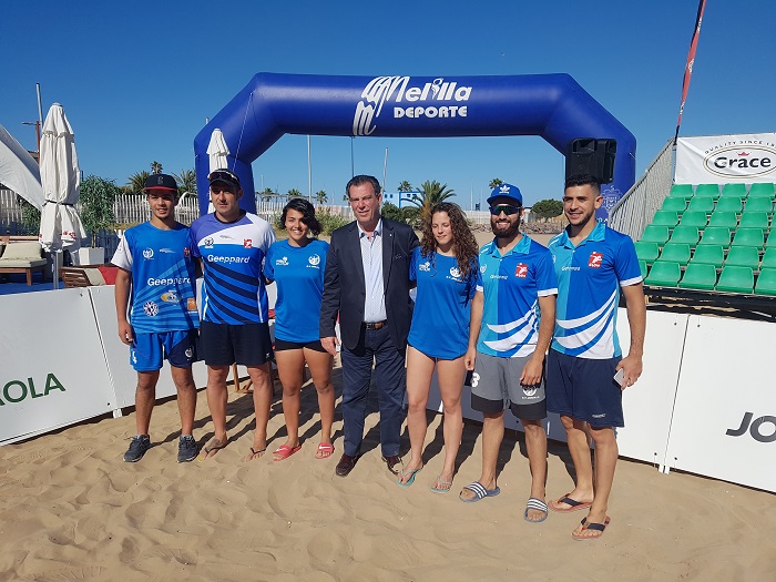 El consejero de Deportes, con varias de las parejas locales que compitieron el pasado año en la Playa de San Lorenzo