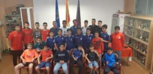 Los chavales que asistieron se fotografiaron con el ilustre ex jugador del Barça