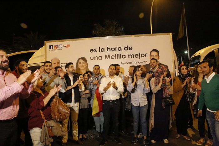 Imágenes de la pegada de carteles de los candidatos que se presentan por Adelante Melilla