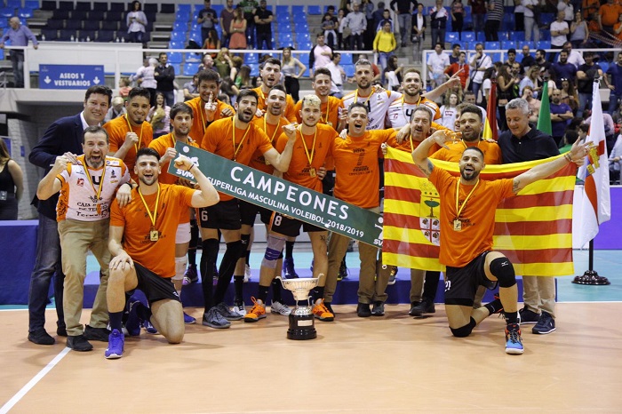 Los jugadores y técnicos del conjunto aragonés celebran la consecución del título de Liga