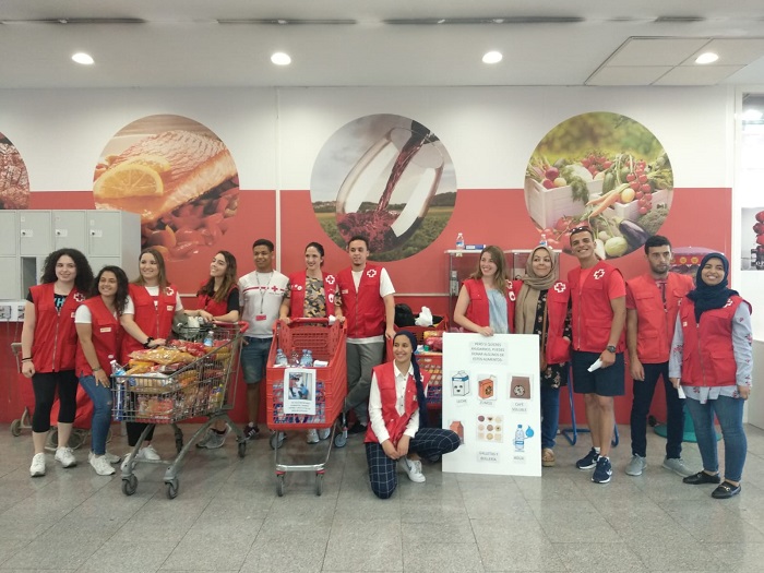 El equipo de voluntarios de Cruz Roja, en el inicio de campaña en el supermercado Suma