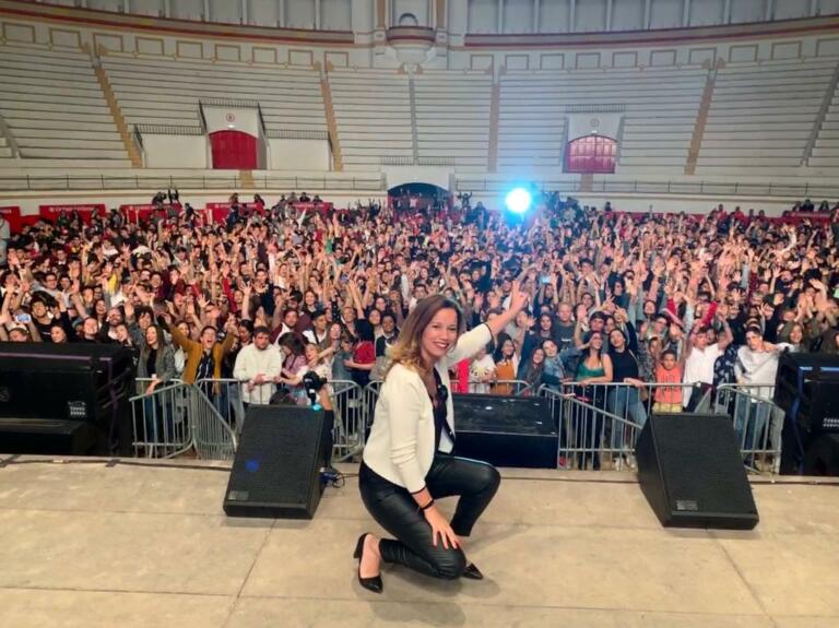 Isabel Moreno se hace un selfie con el público antes del comienzo