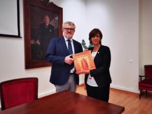 Fadela Mohatar en el momento de entregar a Falomir el libro de Carlos Baeza