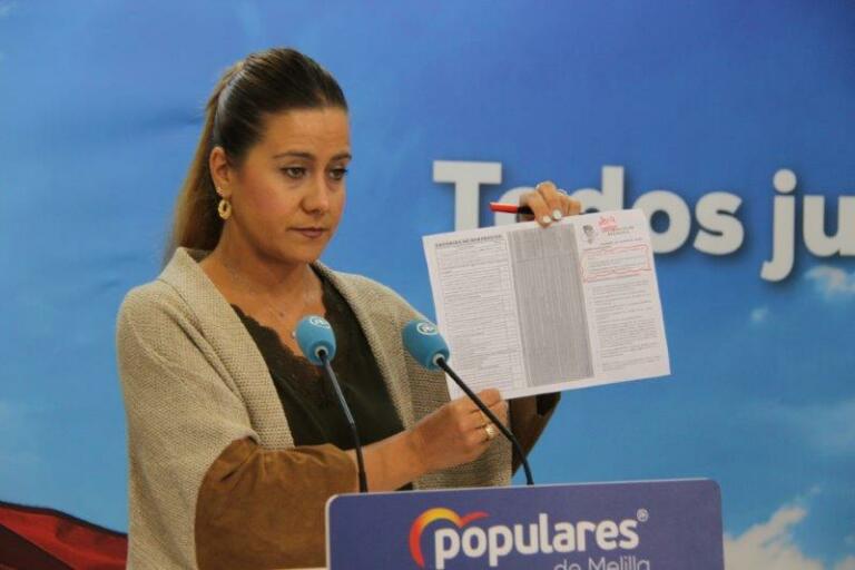 La senadora del PP por Melilla, Sofía Acedo, muestra un tríptico con los requisitos de escolarización en el curso 2019/2020