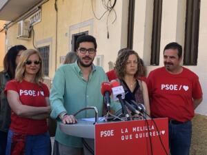El número dos de la candidatura del PSOE, Mohamed Mohand, acompañado de Rojas