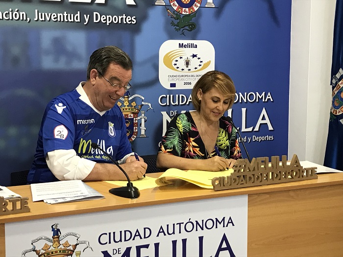 Momento de la firma entre EducaciÃ³n y la presidenta de CÃ¡ritas en Melilla