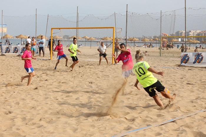 Imagen de la final Autonómica celebrada el pasado año en el campo de fútbol playa de la Playa de San Lorenzo